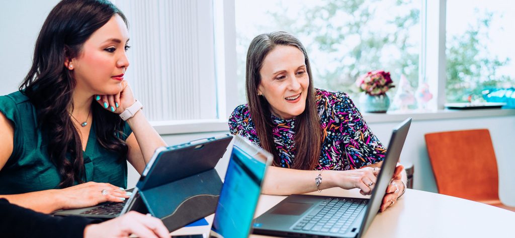 Training Doctor-Johnson-showing-computer-to-Cristina-Alvarez