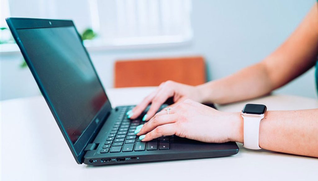 woman-typing-on-computer
