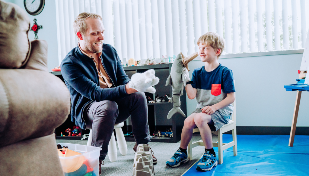 Nik-Johnson-playing-with-puppets-with-a-young-boy